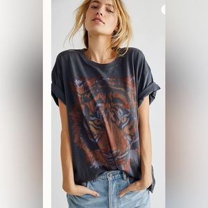 Oversized tee with a slouchy fit